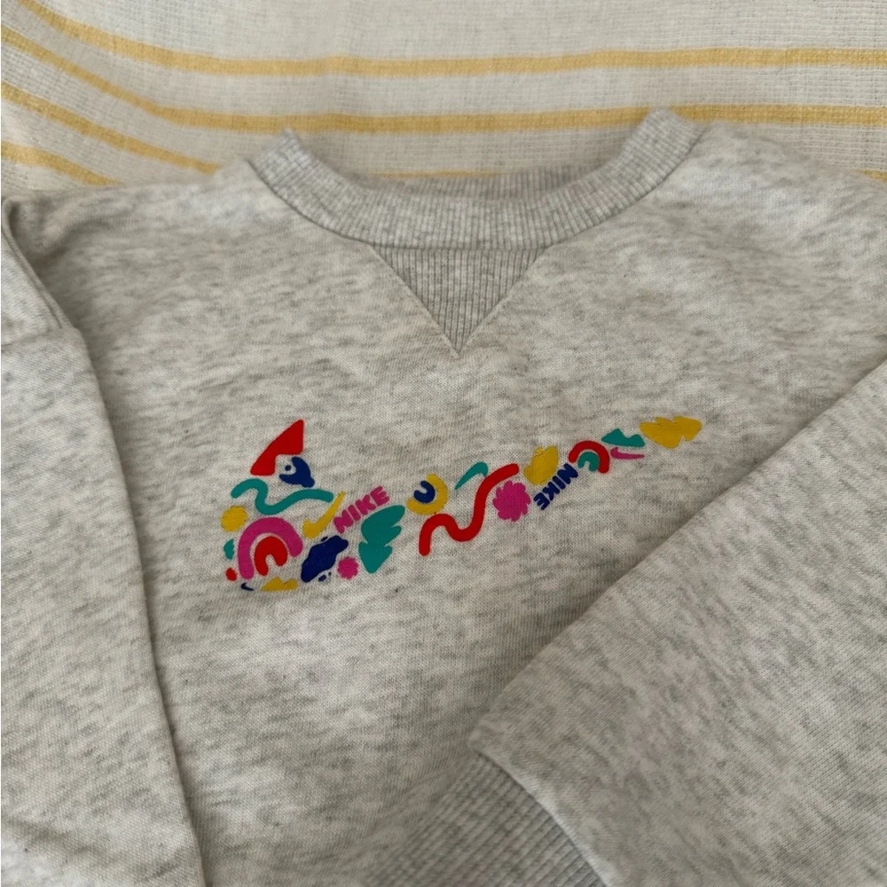 Nike Birch Heather Kids Set with Colorful Logo - Picture 2 of 5